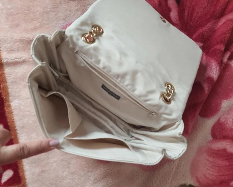 Beige quilted handbag with gold chain – photo 4